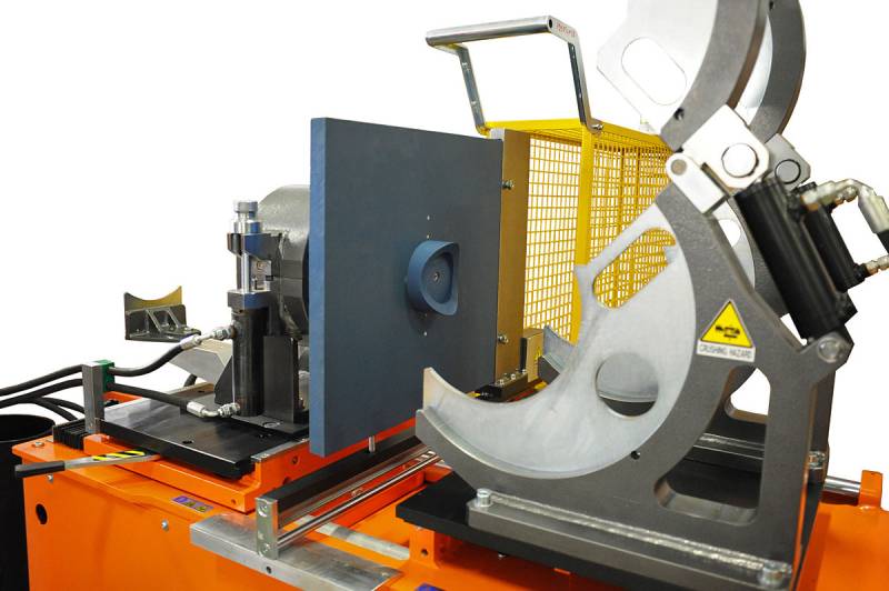 Soudeuse d'atelier pour la fabrication de pièces spéciales OMEGA 400-315 de la marque RITMO disponible à Paris, Nantes et dans toute la France